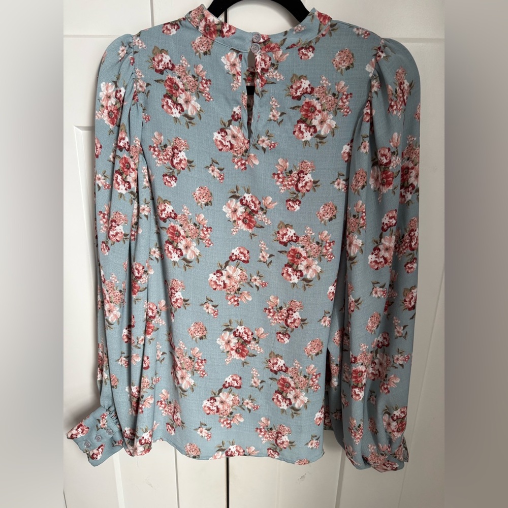 Like new RO&DE Floral Puff Sleeve Blouse in delicate floral pattern. Size M. - Picture 5 of 5